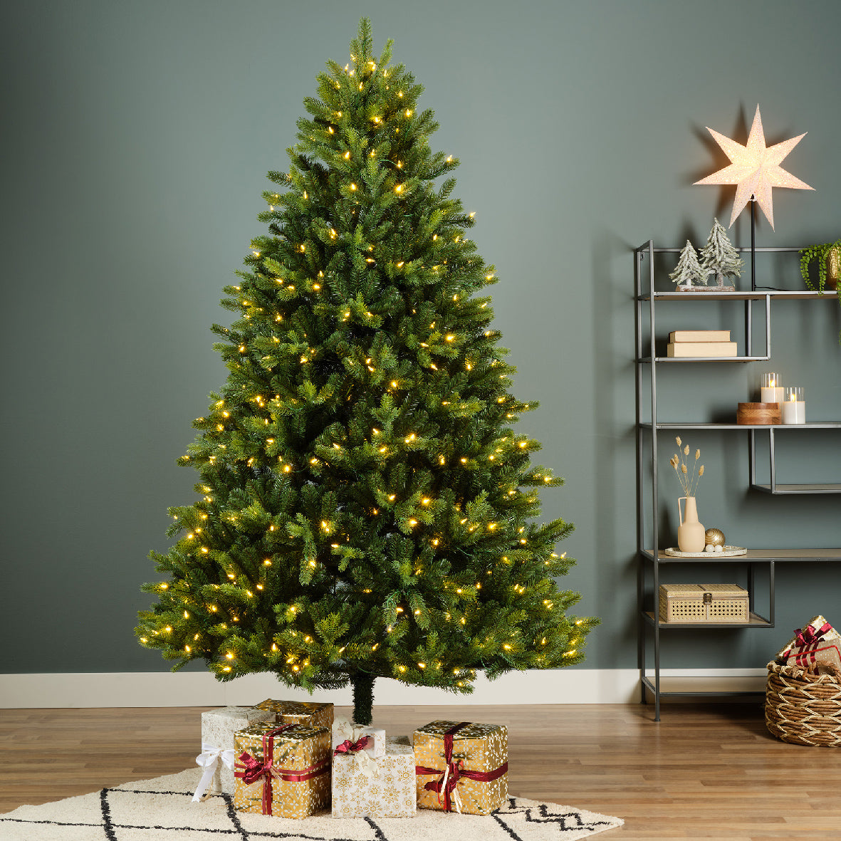 Freiburg pine Pre Lit with nostalgic lights (indoor)